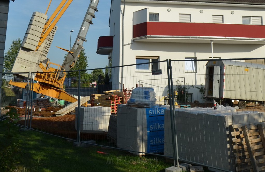 Kran drohte umzustuerzen Koeln Porz Zuendorf Hauptstr P009.JPG - Miklos Laubert